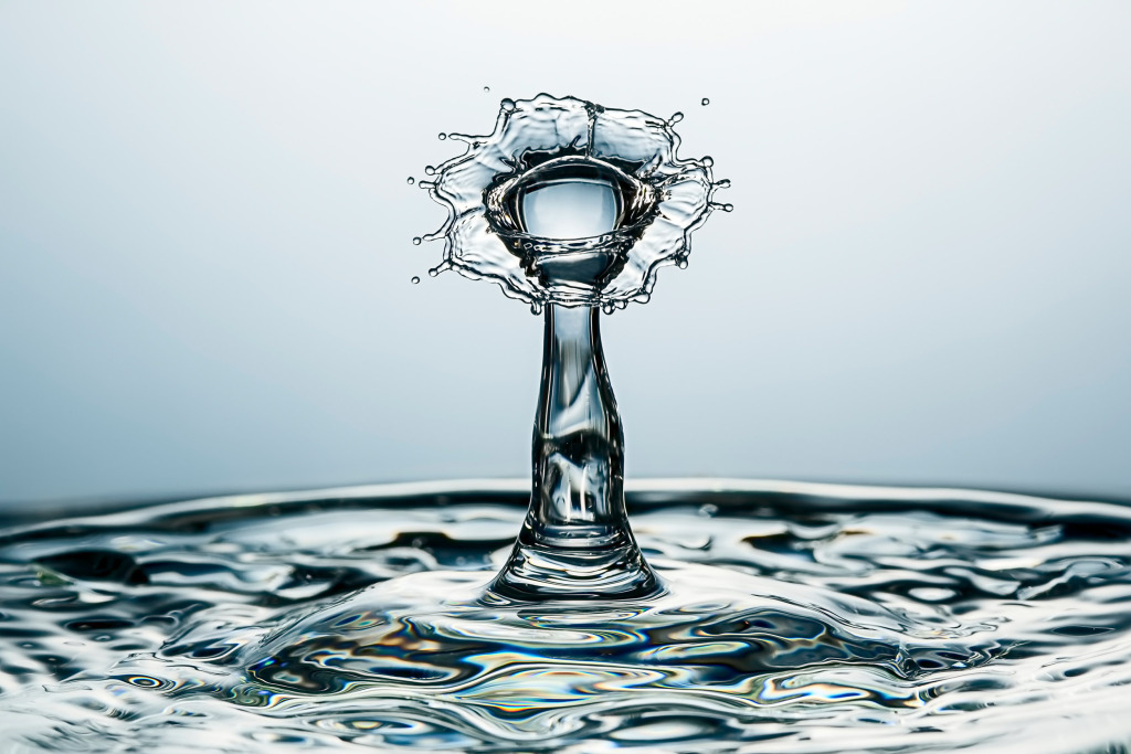 Water drop impact, high-speed photograph